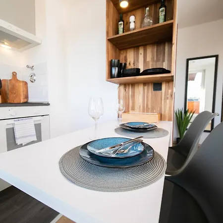 公寓 White - - Balcony - Fair - Kitchen 诺伊斯