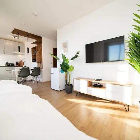 White - - Balcony - Fair - Kitchen شقة نيوس